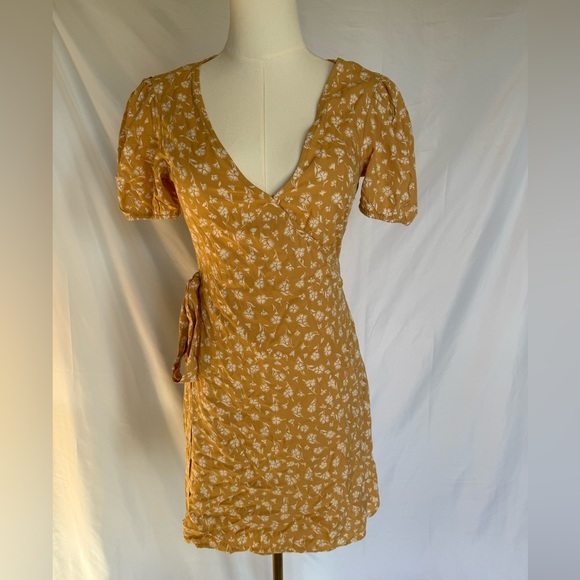 Billabong Hot Tropics Mini Wrap Dress Floral Mustard Yellow/White Small - Picture 2 of 8